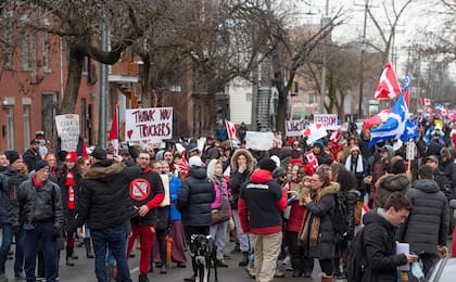 Manifestantes anti restricciones en Montreal, Canadá