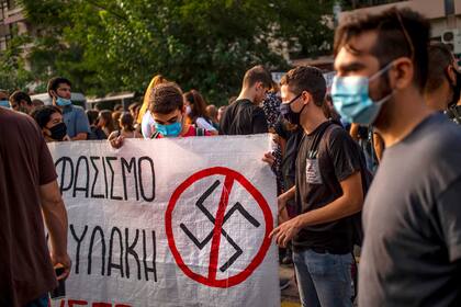 Manifestantes antifascistas se congregaron en Atenas a la espera del veredicto contra los miembros del partido de extrema derecha Amanecer Dorado