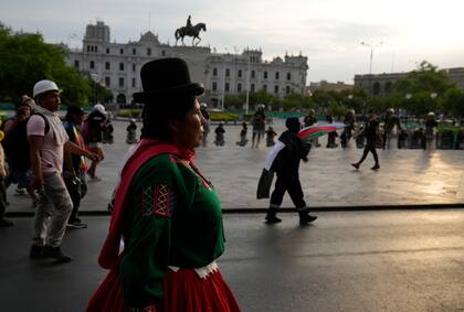 Manifestantes antigubernamentales caminan alrededor de la Plaza San Martín durante una marcha contra la presidenta Dina Boluarte en Lima 