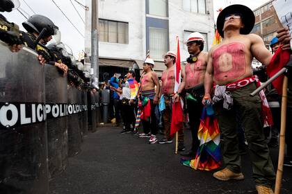 Manifestantes antigubernamentales enfrentan a la policía en Arequipa