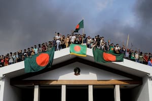 Condenaron a muerte a una exprimera ministra de Bangladesh por reprimir protestas en su contra: luego huyó en helicóptero