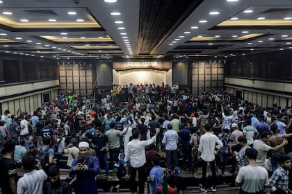Manifestantes antigubernamentales protestan contra la primera ministra Sheikh Hasina en Daca, el 5 de agosto de 2024.