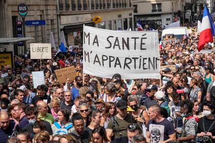 Manifestantes antivacunas desfilen en París para protestar contra las medidas más recientes del gobierno francés para combatir el incremento de infecciones con coronavirus