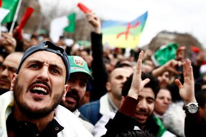 Manifestantes argelinos protestan en París contra el presidente argelino Abdelaziz Bouteflika