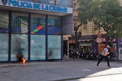 Manifestantes arrojan bombas molotov contra una comisaría a metros del Obelisco