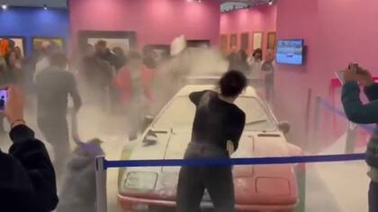 Manifestantes arrojaron harina sobre una obra de Andy Warhol