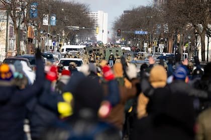 Manifestantes avanzan con las manos en alto hacia los agentes federales cerca del lugar en donde Alex Pretti, de 37 años, fue abatido por agentes de inmigración, el sábado 24 de enero de 2026, en Minneapolis, Minnesota
