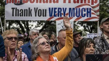 Manifestantes blancos dan las gracias a Trump en una manifestación en Pretoria el pasado febrero.
