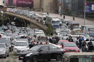 Manifestantes bloquean carreteras en Beirut en protesta contra aumentos de impuestos