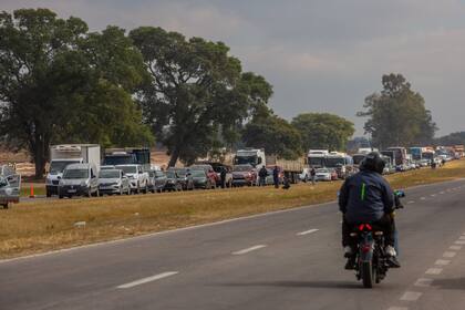 Manifestantes bloquean la ruta 66, a las afueras de San Salvador de Jujuy, Argentina. (Javier Corbalan)