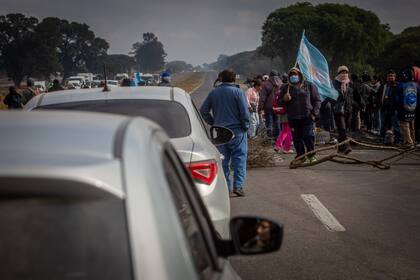 Manifestantes bloquean la ruta 66, a las afueras de San Salvador de Jujuy, Argentina. (Javier Corbalan)