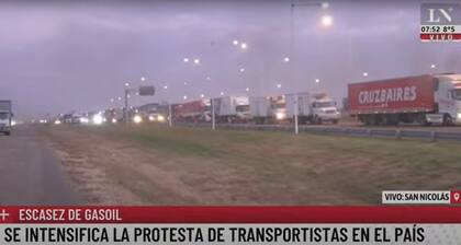 Manifestantes bloquean la ruta 9 a la altura del parque industrial de San Nicolás