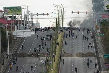 Manifestantes bloquean una carretera durante las protestas contra el aumento al precio del diésel tras los recortes en los subsidios al combustible por parte del gobierno del presidente Daniel Noboa, en Otavalo, Ecuador, el miércoles 24 de septiembre de 2025. (AP Foto/Dolores Ocho)