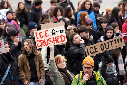 Manifestantes caminan durante una protesta contra el ICE en Milán