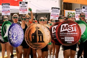 La izquierda encabezó un “pañuelazo” frente a la Catedral