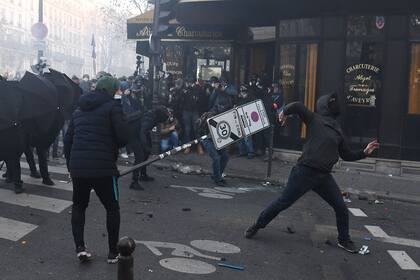 Manifestantes chocan con la policía durante una protesta contra el proyecto de ley de seguridad global,