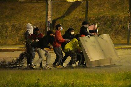 Manifestantes chocan con la policía en Quito