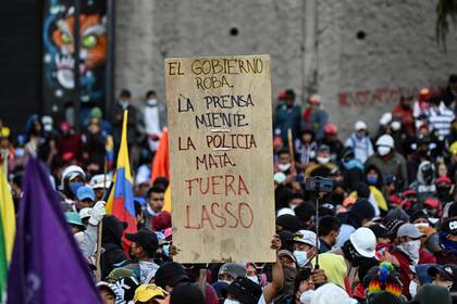 Manifestantes chocan con la policía en los alrededores del parque Arbolito del centro de Quito