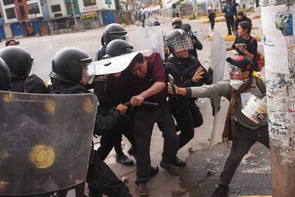 Manifestantes chocan con miembros de la policía antidisturbios peruana durante una manifestación en la ciudad de Cusco, Perú, el 11 de enero de 2023.