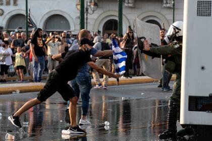 Manifestantes chocaron con la policía en Atenas (AP Photo/Yorgos Karahalis)