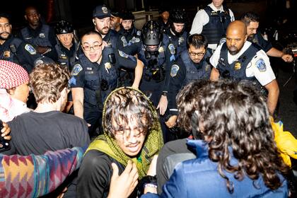 Manifestantes chocaron con oficiales del Departamento de Policía Metropolitana en la Universidad George Washington en Washington, la madrugada del miércoles 8 de mayo de 2024. (Sage Russell/GW Hatchet vía AP)