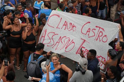 Manifestantes claman contra el gobernador Claudio Castro tras la masacre de las favelas