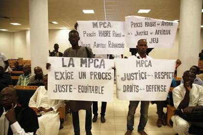 Manifestantes clamando justicia se presentaron en el Palacio de Justicia de Dakar, el 20 de julio de 2015.