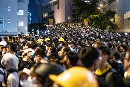 Manifestantes colmaron la puerta de la sede de la policía de Hong Kong.