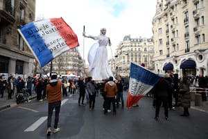 Francia paralizada: los bloqueos y las marchas se multiplican para torcerle el brazo a Macron