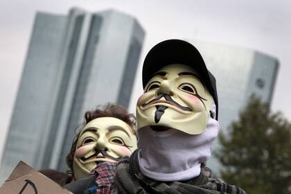 Manifestantes con la máscara de Guy Fawkes, el emblema del colectivo hacker Anonymous