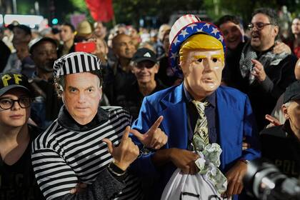 Manifestantes con máscaras de Donald Trump y de Jair Bolsonaro en una protesta del 11 de julio en San Pablo (Archivo)