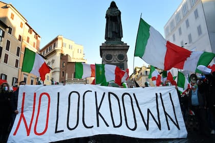 Manifestantes, con una pancarta que dice "No al bloqueo", en una protesta contra una nueva serie de restricciones para detener un aumento en los casos de Covid-19, en Roma el 31 de octubre de 2020