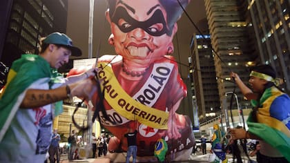 Manifestantes contra Dilma Rousseff piden su ida del gobierno
