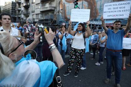 Manifestantes contra la ley de emergencia económica