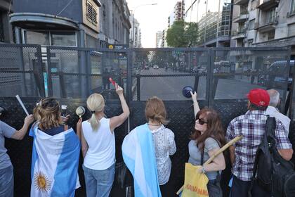 Manifestantes contra la ley de emergencia económica