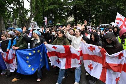 Manifestantes contra la "ley rusa" exhiben las banderas de la UE y Georgia