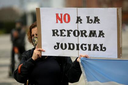 Manifestantes contra la reforma judicial en la Plaza Moreno, en La Plata