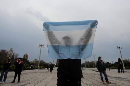 Manifestantes contra la reforma judicial en la Plaza Moreno, en La Plata