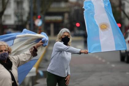 Manifestantes contra la reforma judicial en la Plaza Moreno, en La Plata