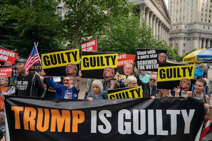 Manifestantes contrarios a Trump celebran el fallo de la corte de Manhattan