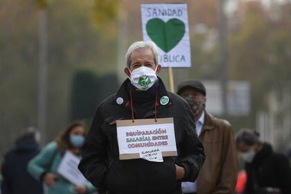 Manifestantes convocados por varias asociaciones de personal sanitario, protestan contra la gestión "caótica e imprudente" de la Comunidad de Madrid de la crisis del coronavirus y en apoyo a la sanidad pública, en Madrid el 29 de noviembre de 2020