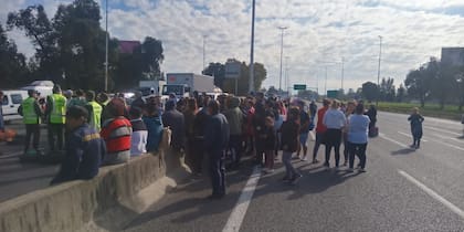 Manifestantes cortan la autopista Riccheri en la localidad de Ezeiza