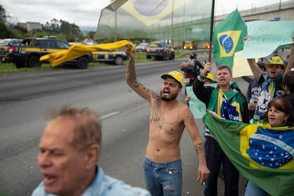 Manifestantes cortaron vías de acceso al aeropuerto internacional de Guarulhos, en San Pablo. (AP Photo/Victor R. Caivano)