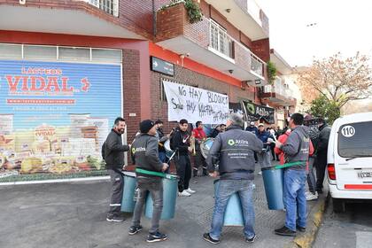 Manifestantes de Atilra en el establecimiento del barrio porteño de Villa Devoto