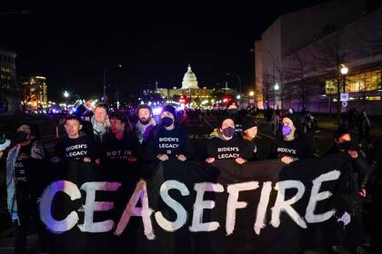 Manifestantes de Jewish Voice for Peace intentan bloquear la ruta del convoy del presidente Joe Biden durante una protesta pro-palestina cerca del Capitolio de los Estados Unidos el 7 de marzo de 2024 en Washington, DC.