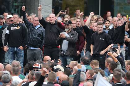 Manifestantes de la ultraderecha ayer en Chemnitz, este de Alemania