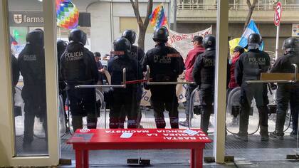 Manifestantes de los pueblos originarios organizados en el Tercer Malón de la Paz protestaron frente a la puerta del Comité Nacional de la UCR cuando se formalizaba la neutralidad en el balotaje del 19 de noviembre