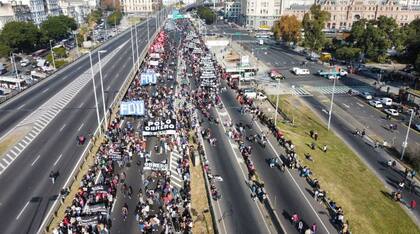Manifestantes de organizaciones sociales realizan desde este mediodía marchas y cortes en distintos puntos de la Ciudad de Buenos Aires