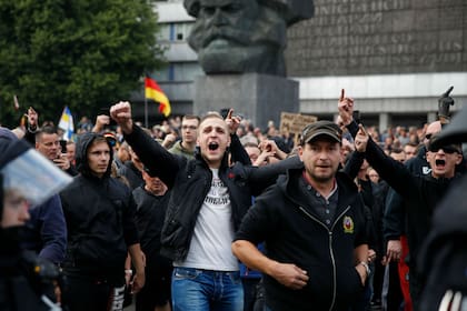 Manifestantes de ultraderecha protestaron ayer en Chemnitz, este de Alemania