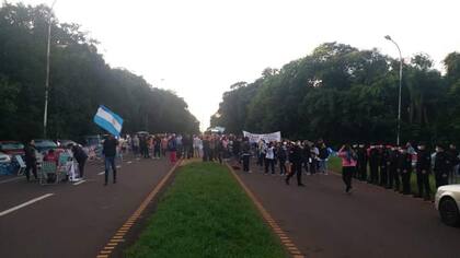 Manifestantes de un gremio docente interrumpen la circulación en la ruta 101, que permite el acceso a Cataratas del Iguazú